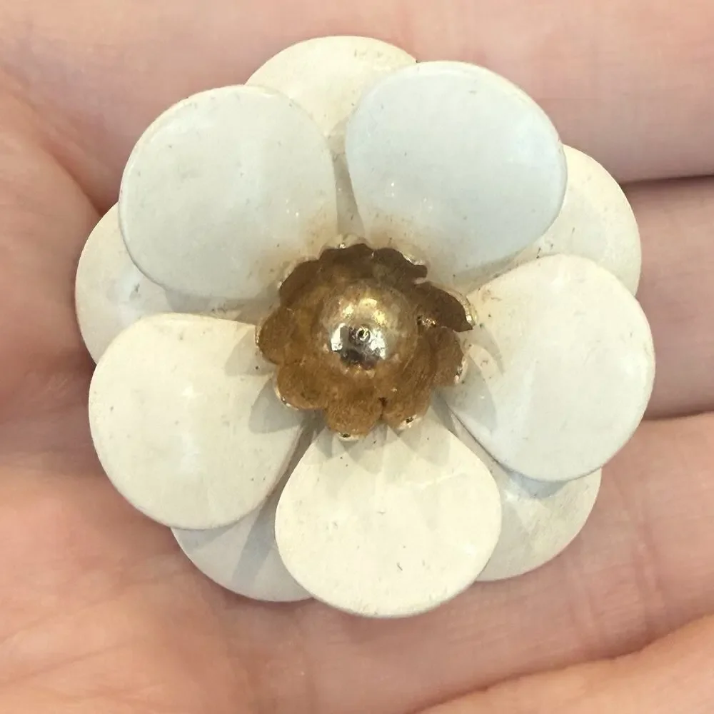 Vtg Sarah Coventry Remember Me White Enamel Flower Brooch Pin Gold Tone 1960s